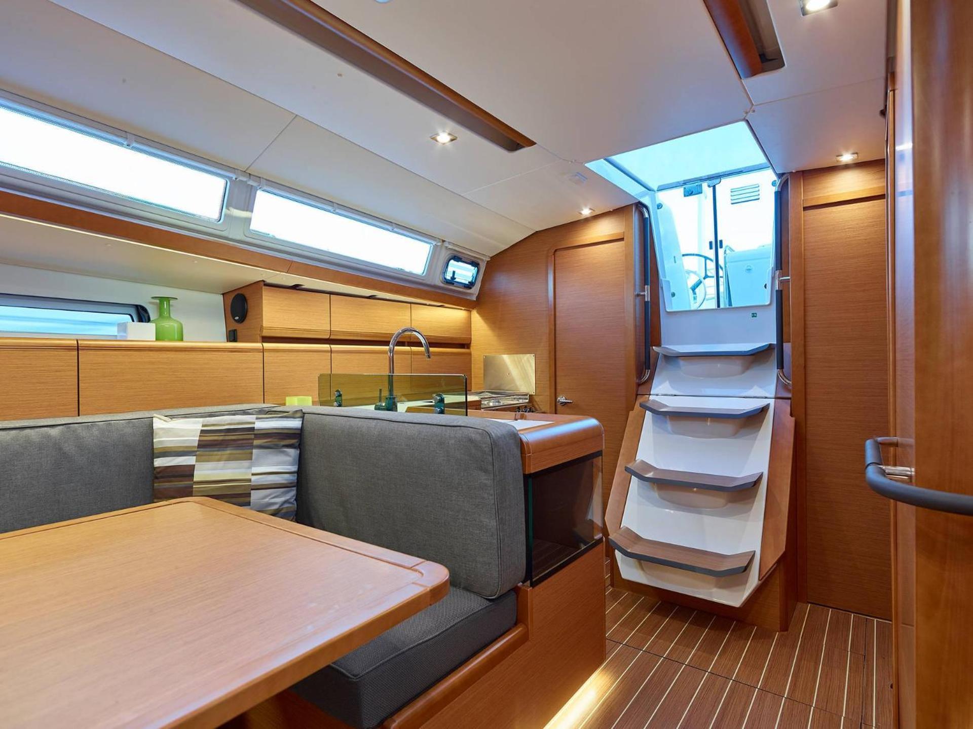 Sleep Aboard A Modern Sailboat In Oeiras Hotel Bagian luar foto
