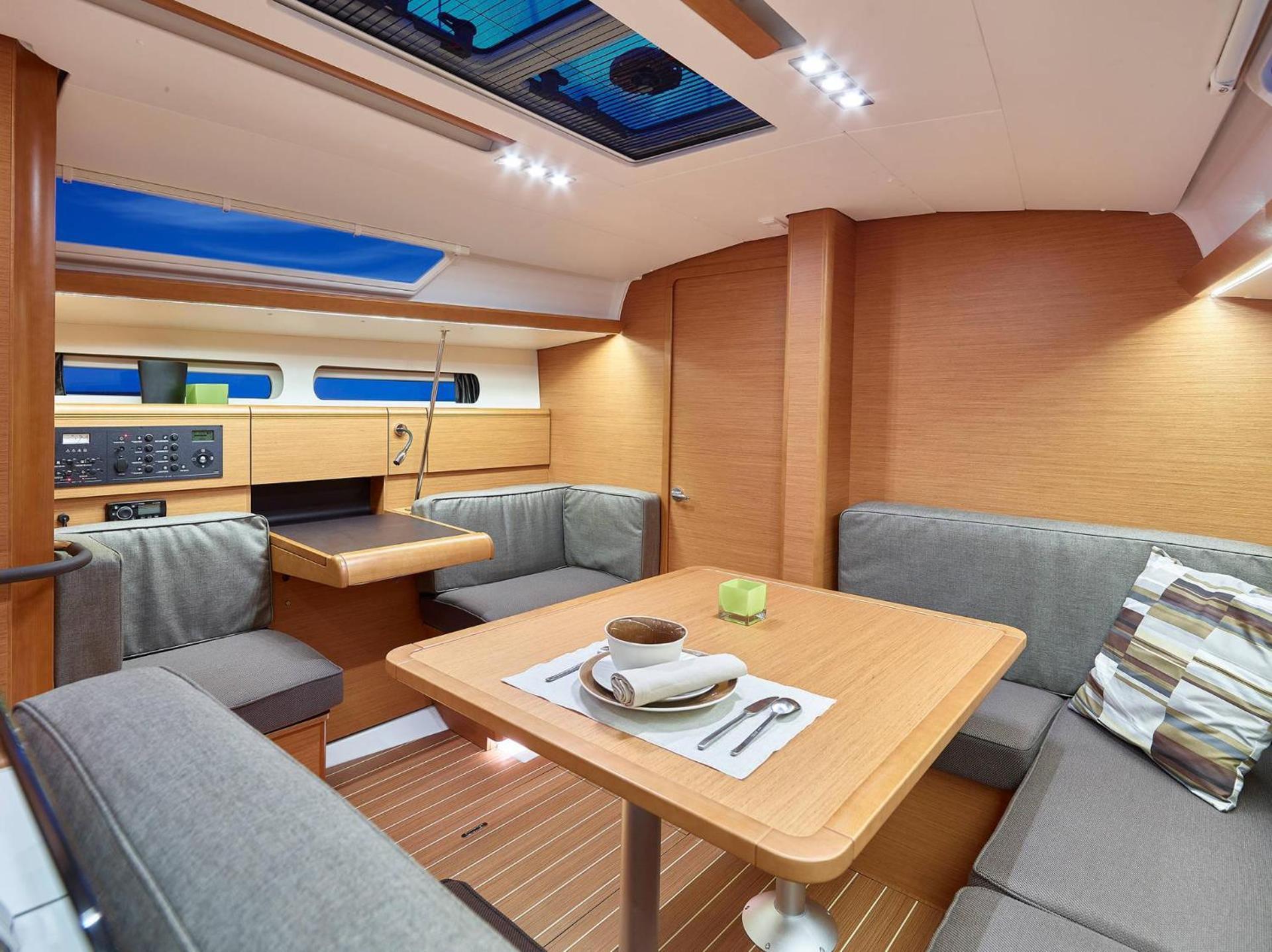Sleep Aboard A Modern Sailboat In Oeiras Hotel Bagian luar foto