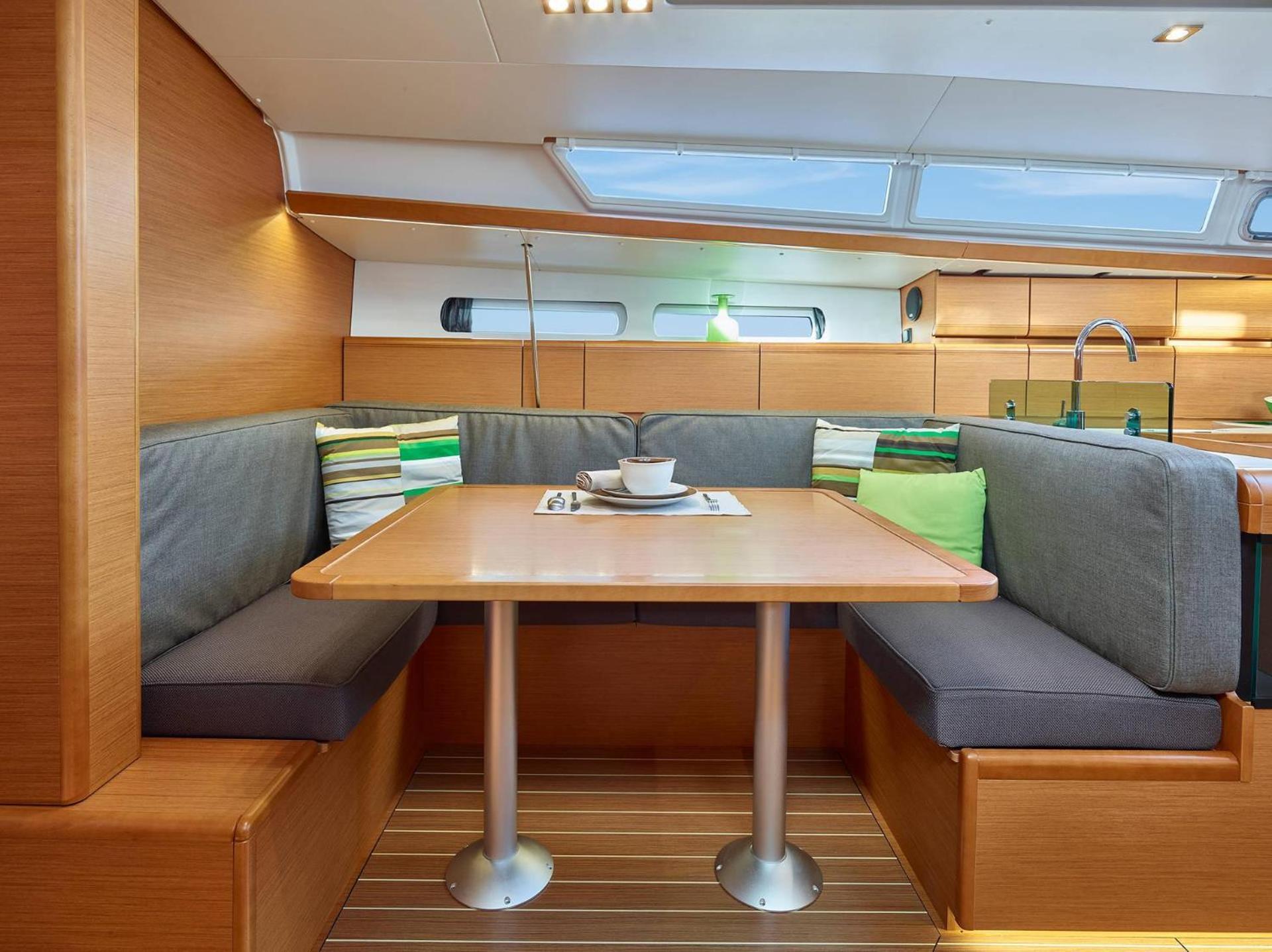 Sleep Aboard A Modern Sailboat In Oeiras Hotel Bagian luar foto