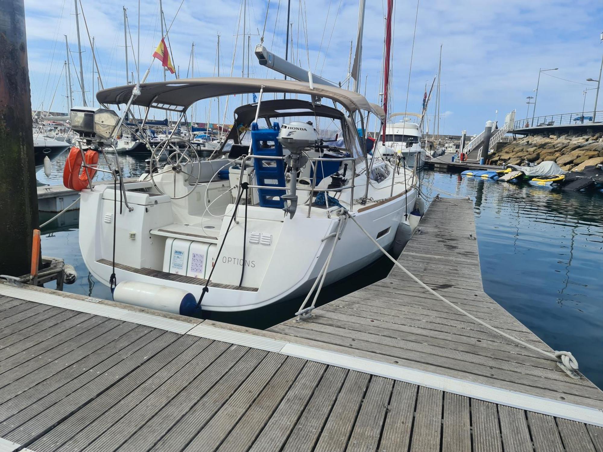 Sleep Aboard A Modern Sailboat In Oeiras Hotel Bagian luar foto