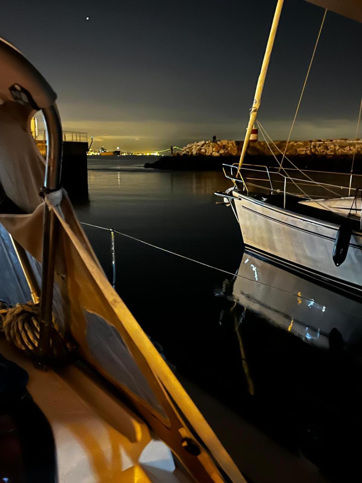 Sleep Aboard A Modern Sailboat In Oeiras Hotel Bagian luar foto