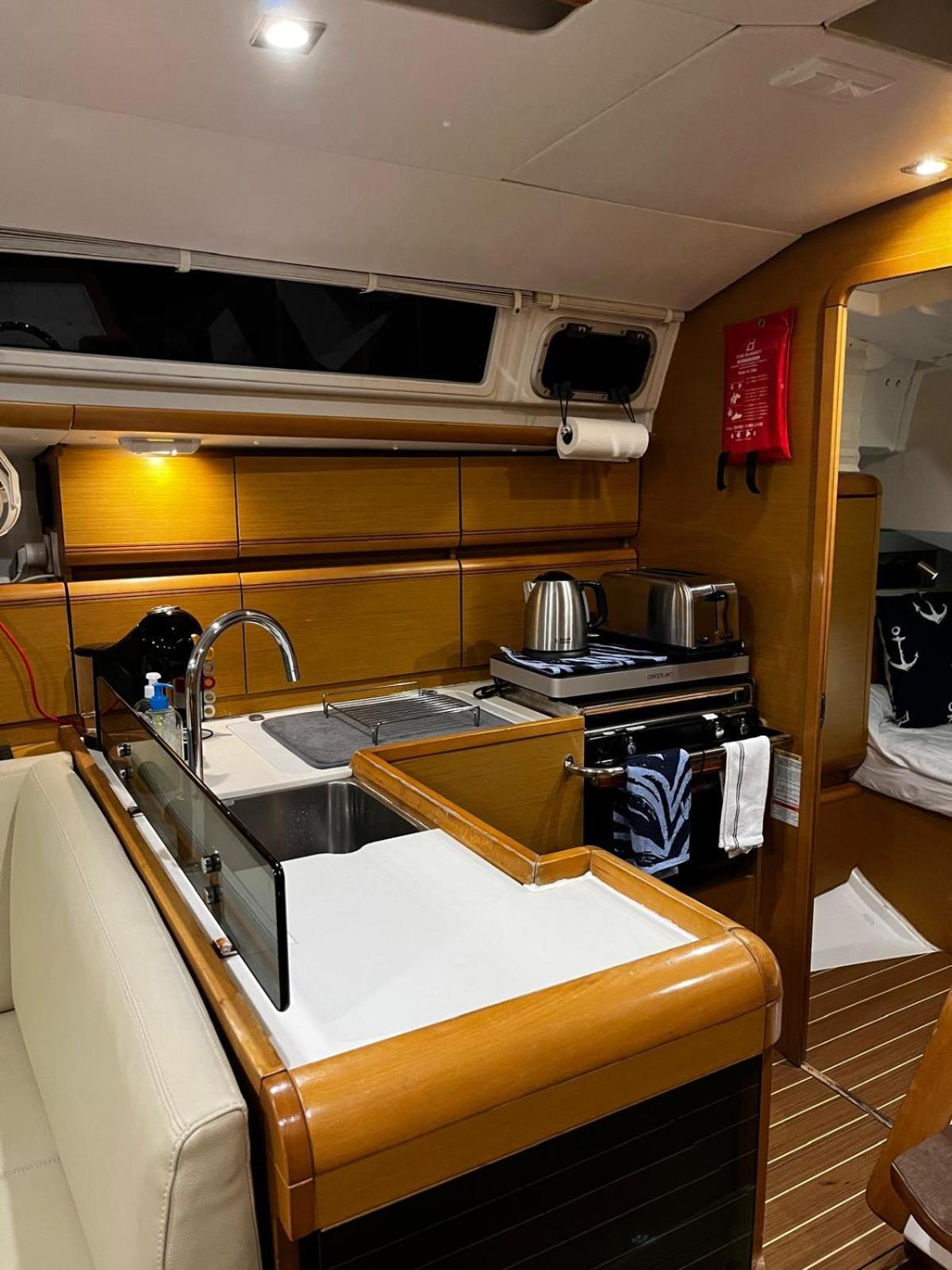 Sleep Aboard A Modern Sailboat In Oeiras Hotel Bagian luar foto