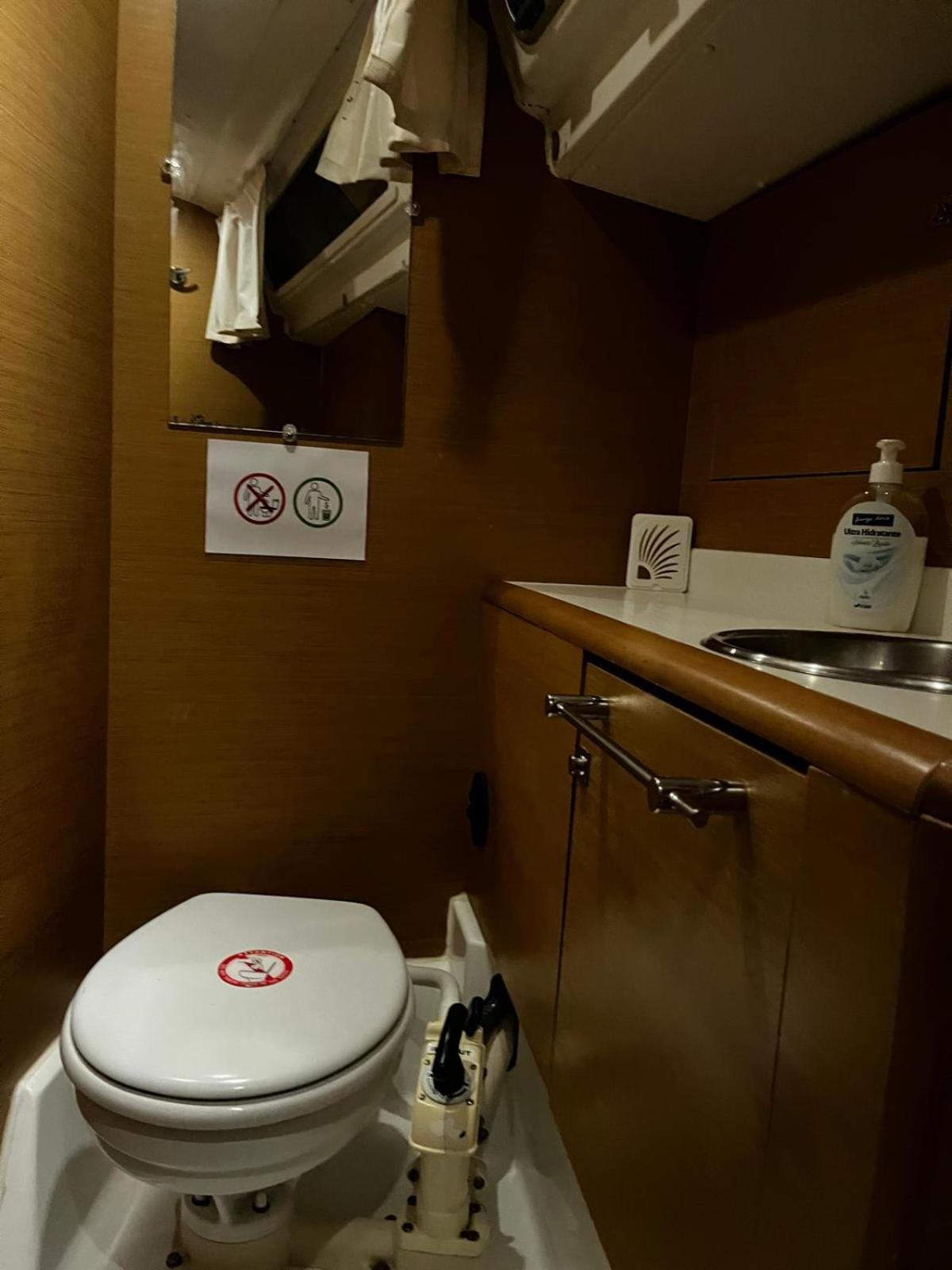 Sleep Aboard A Modern Sailboat In Oeiras Hotel Bagian luar foto