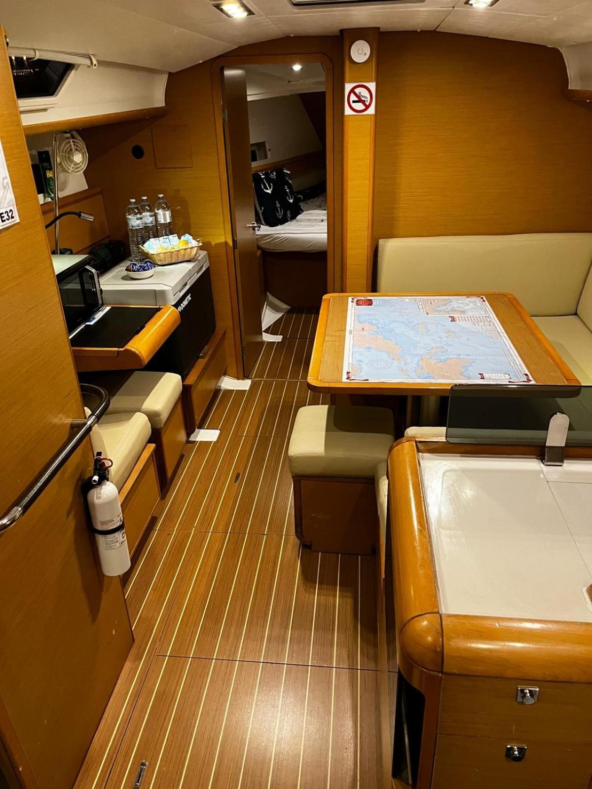 Sleep Aboard A Modern Sailboat In Oeiras Hotel Bagian luar foto
