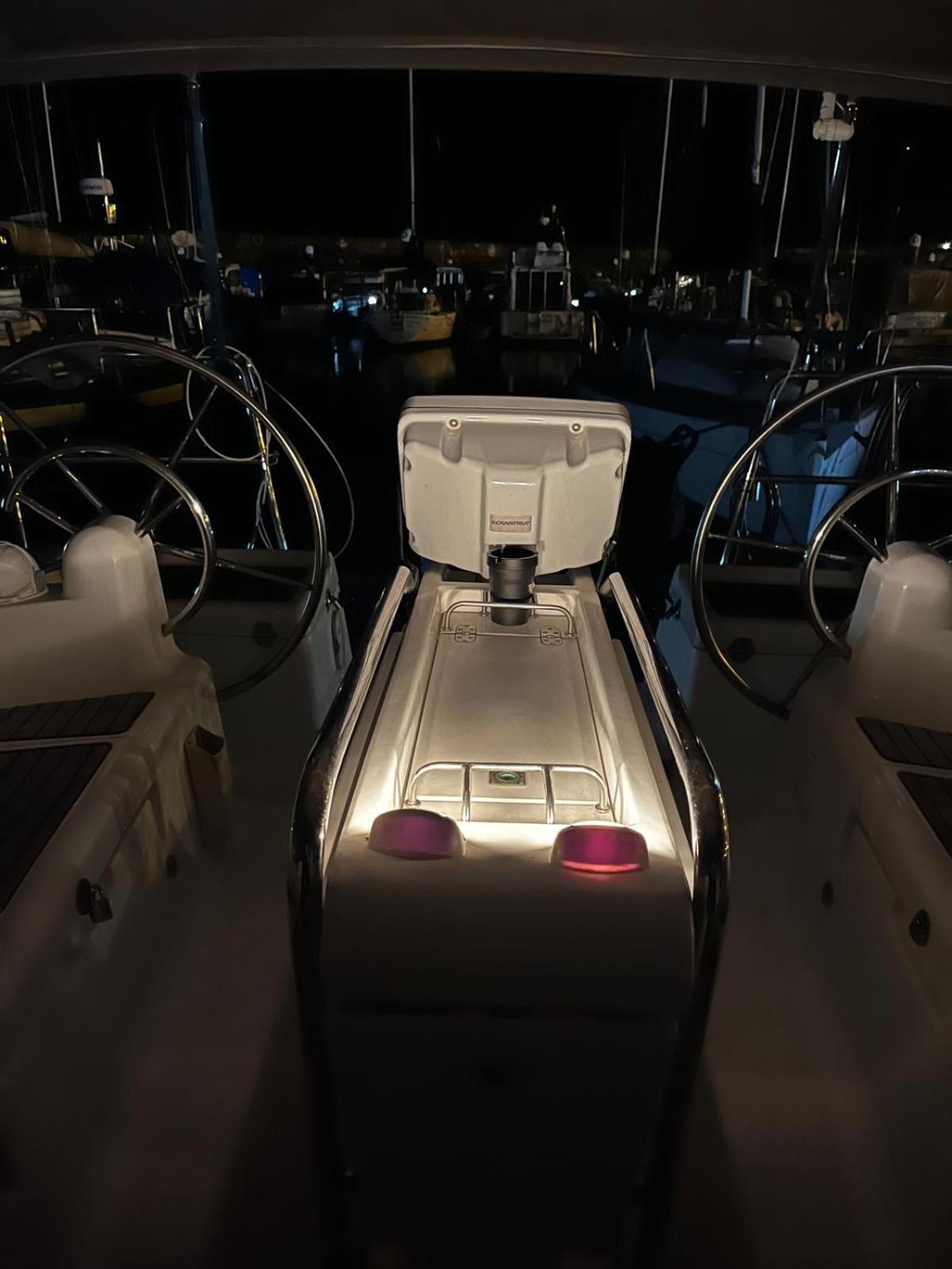 Sleep Aboard A Modern Sailboat In Oeiras Hotel Bagian luar foto