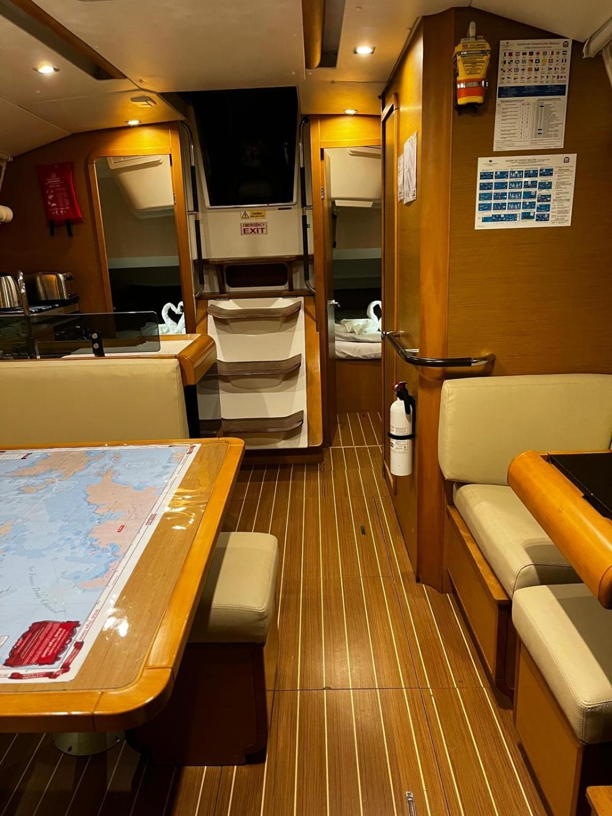 Sleep Aboard A Modern Sailboat In Oeiras Hotel Bagian luar foto