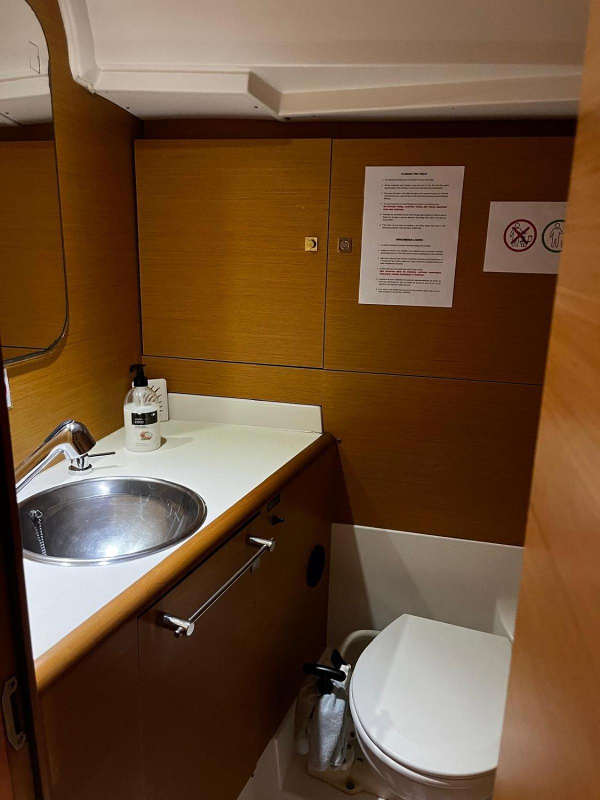 Sleep Aboard A Modern Sailboat In Oeiras Hotel Bagian luar foto