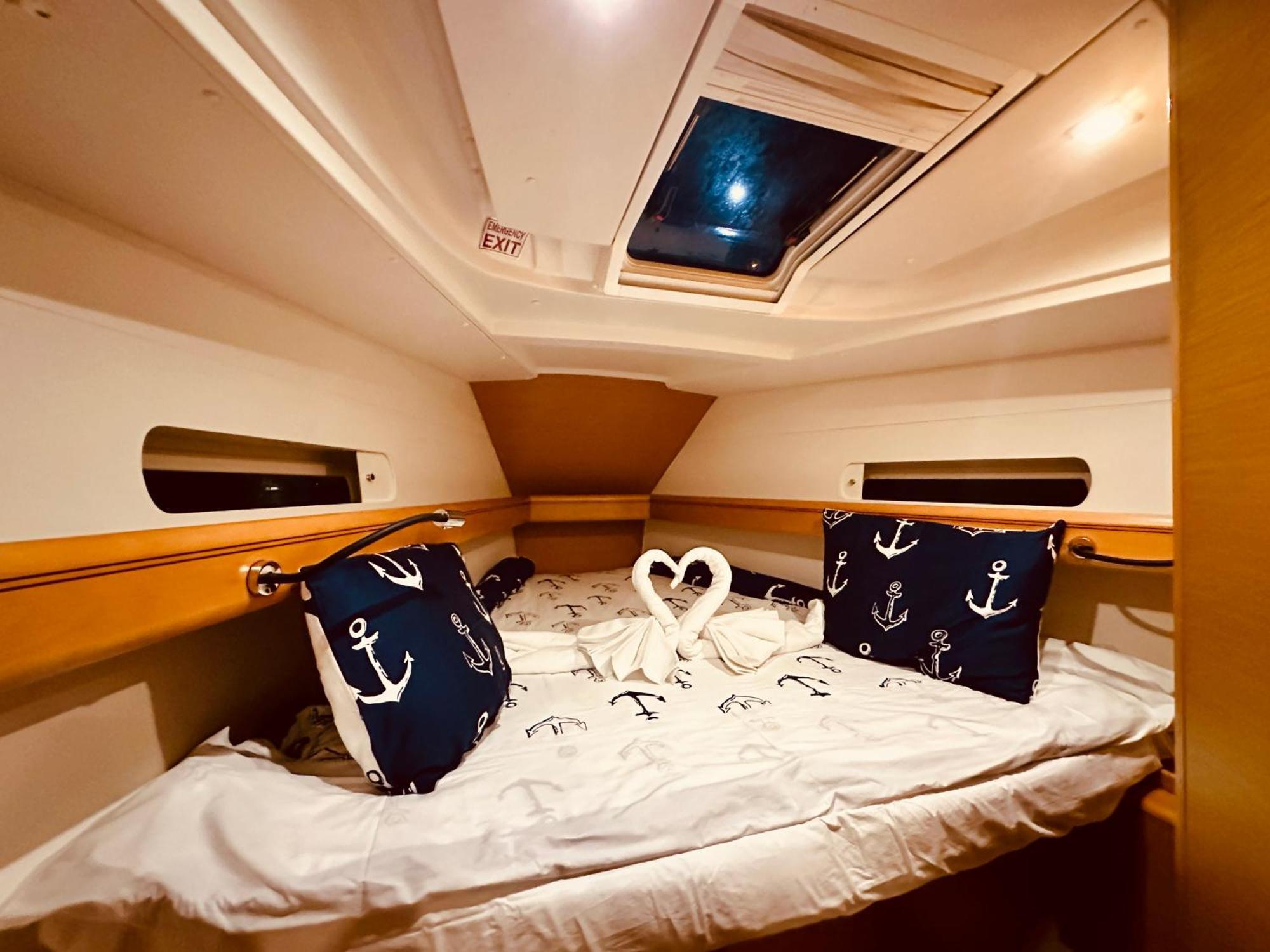 Sleep Aboard A Modern Sailboat In Oeiras Hotel Bagian luar foto