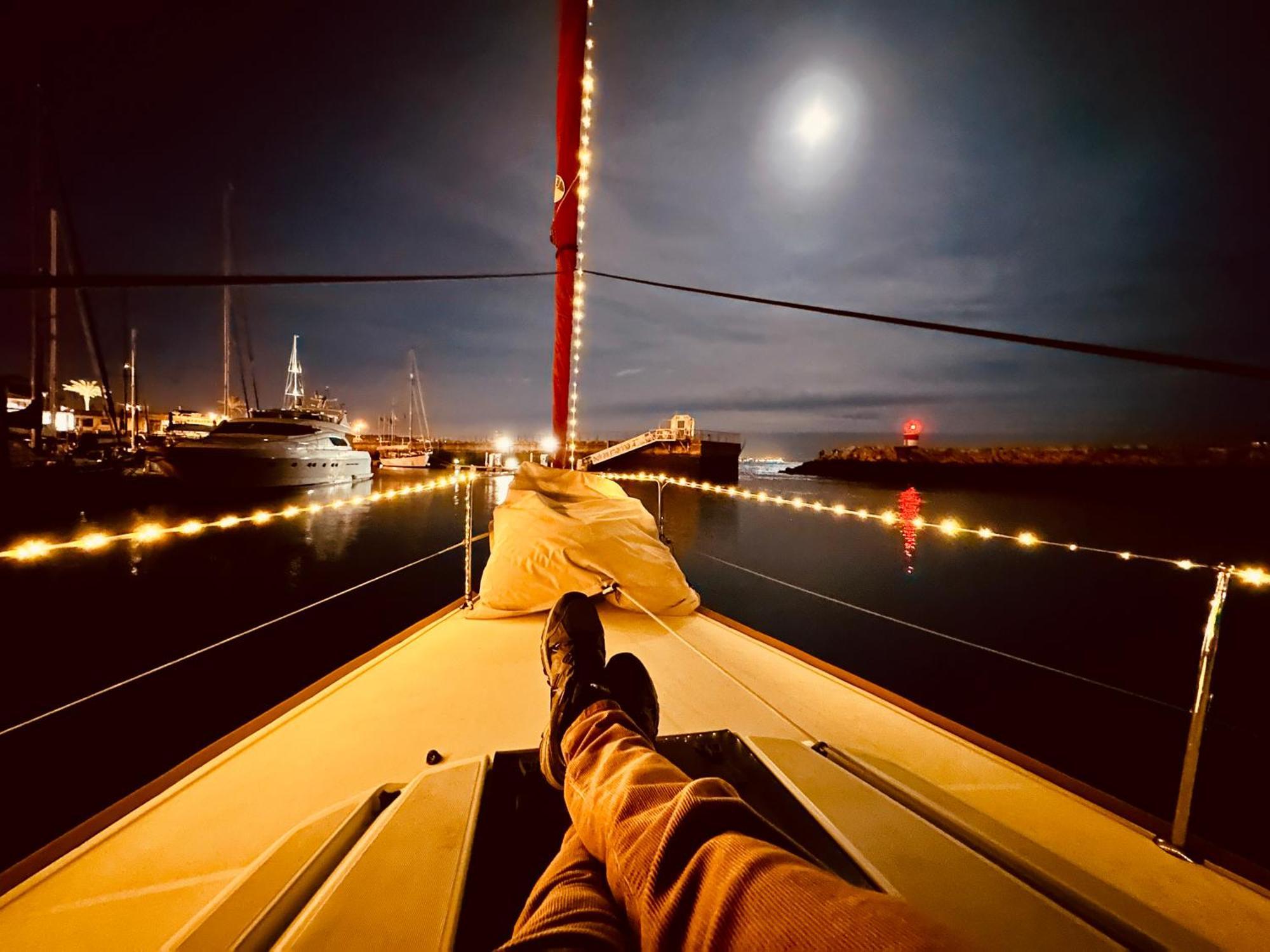 Sleep Aboard A Modern Sailboat In Oeiras Hotel Bagian luar foto