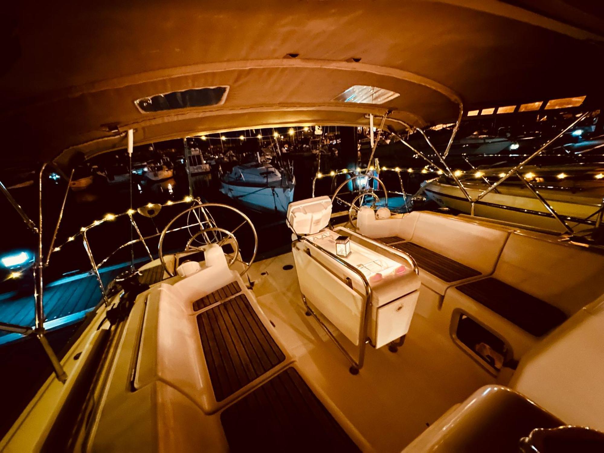 Sleep Aboard A Modern Sailboat In Oeiras Hotel Bagian luar foto