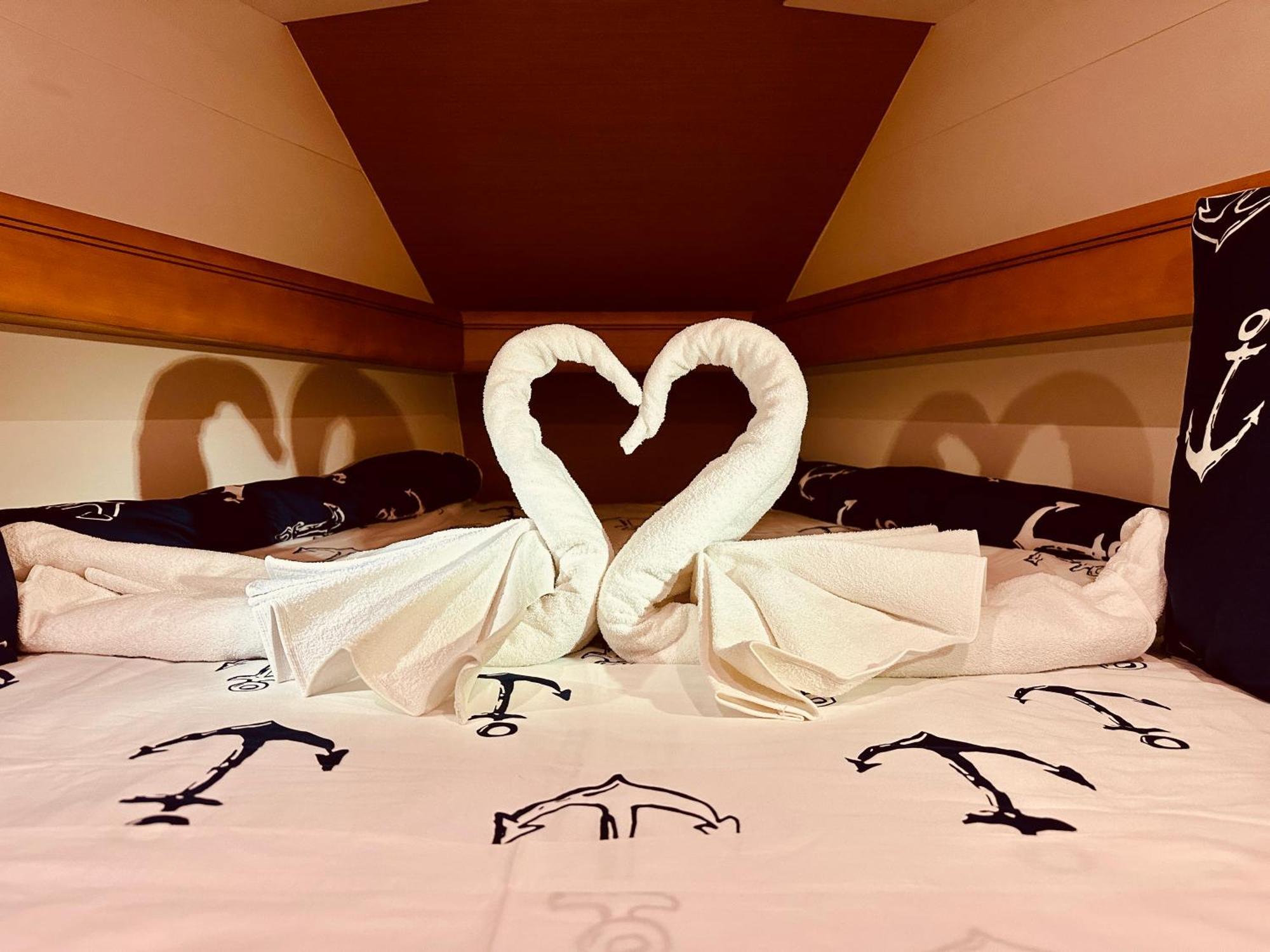 Sleep Aboard A Modern Sailboat In Oeiras Hotel Bagian luar foto