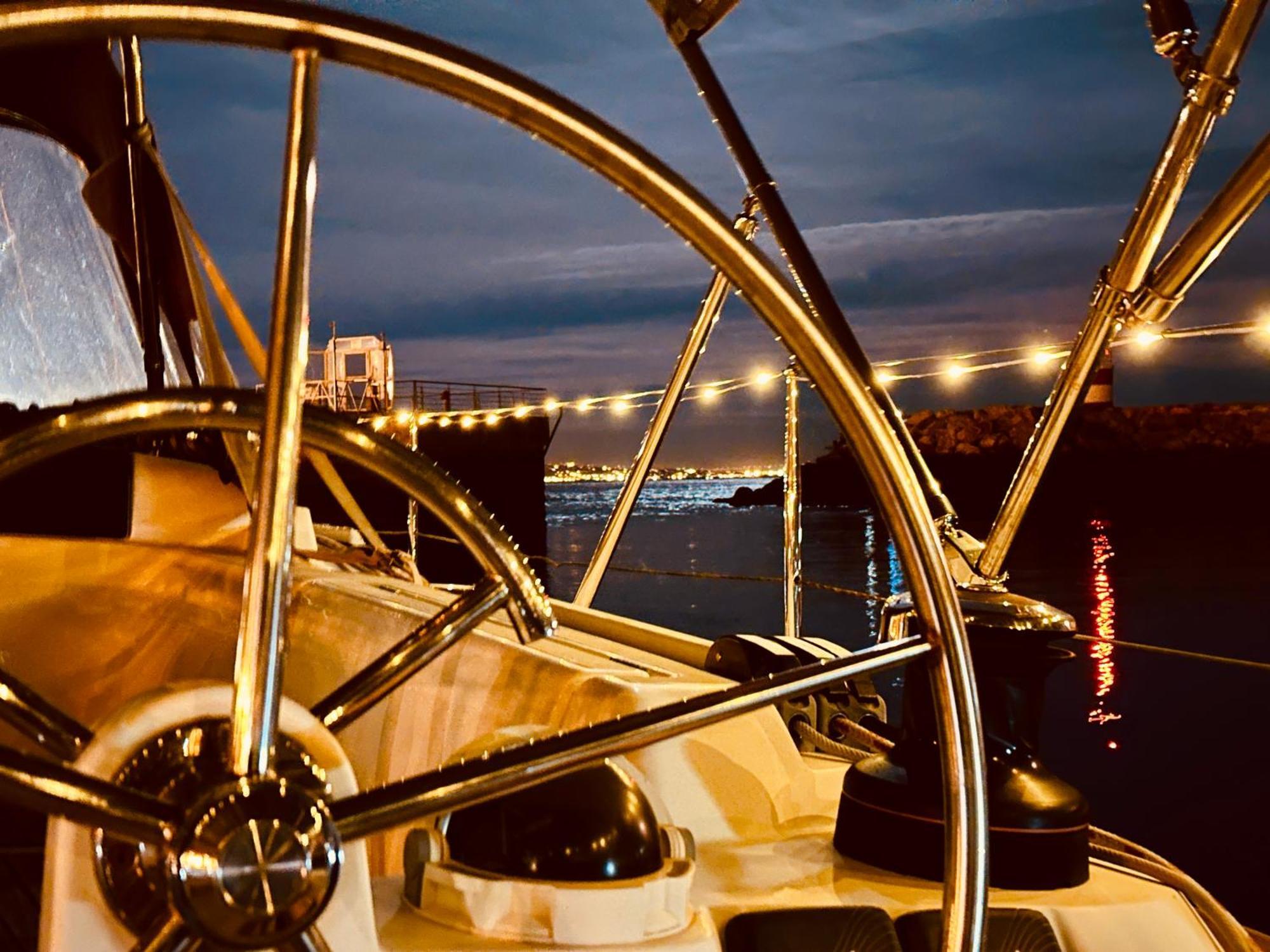 Sleep Aboard A Modern Sailboat In Oeiras Hotel Bagian luar foto