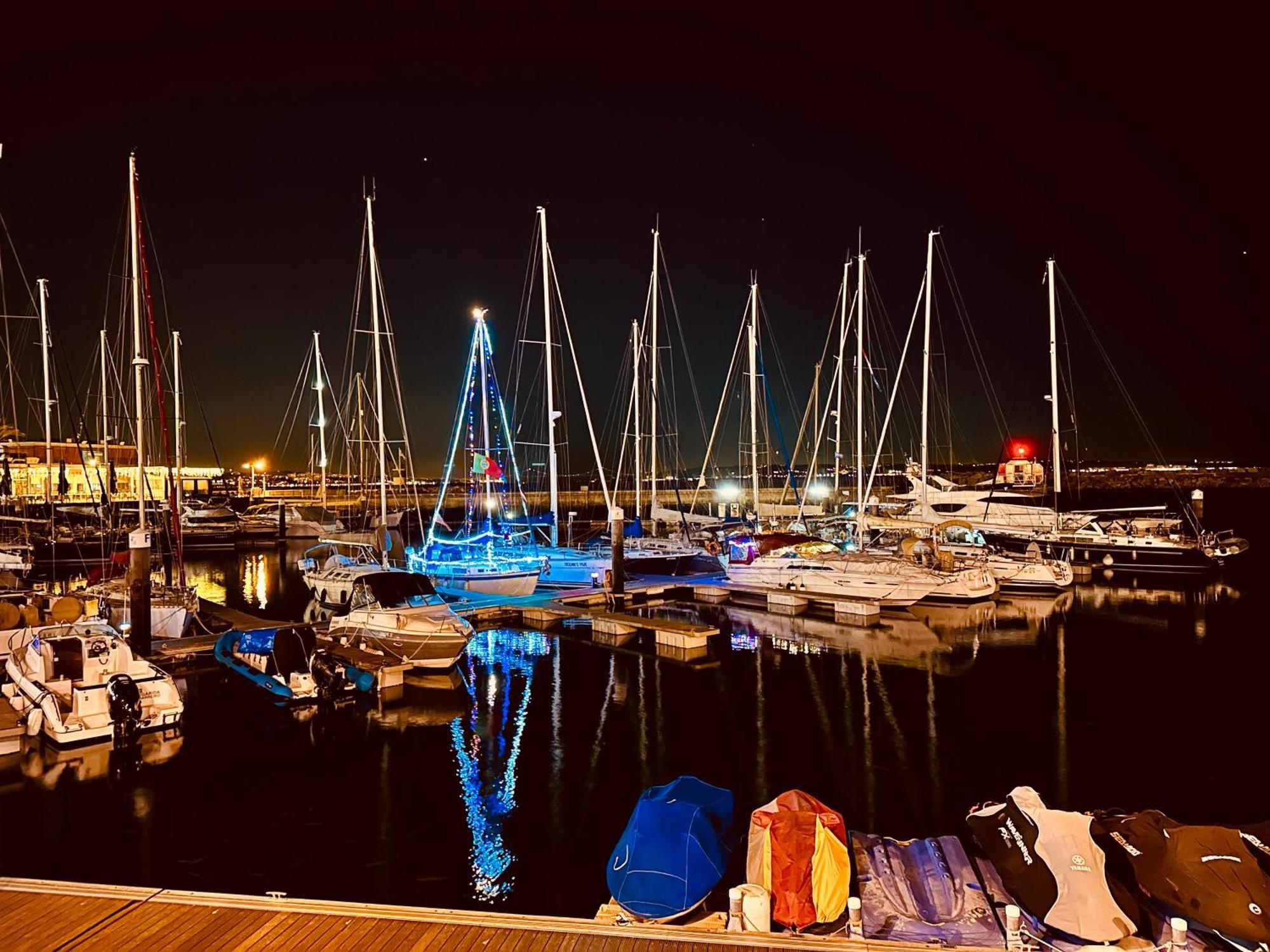 Sleep Aboard A Modern Sailboat In Oeiras Hotel Bagian luar foto