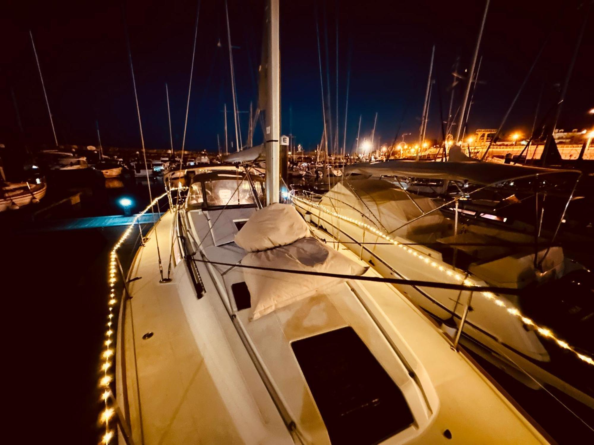 Sleep Aboard A Modern Sailboat In Oeiras Hotel Bagian luar foto