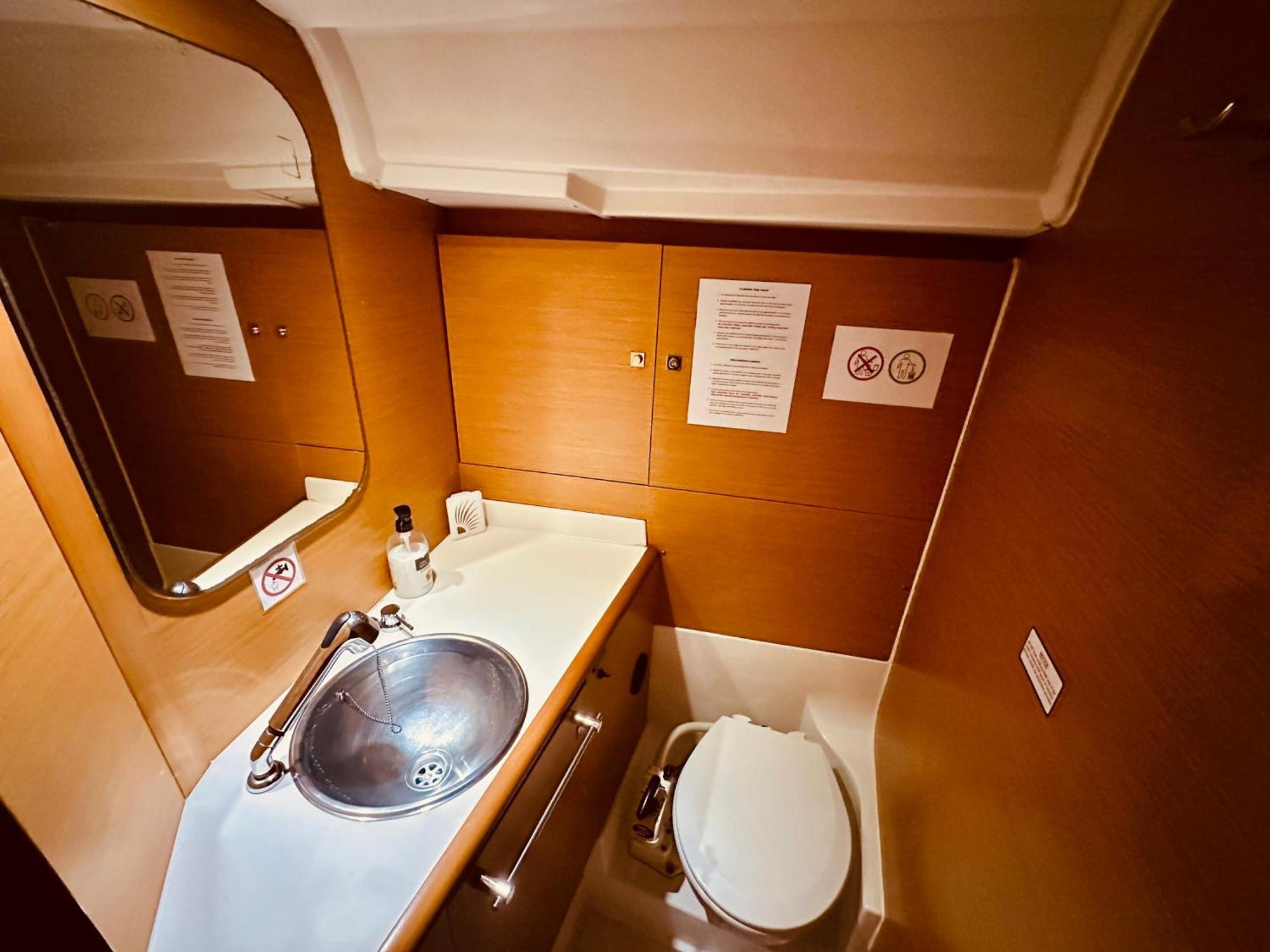 Sleep Aboard A Modern Sailboat In Oeiras Hotel Bagian luar foto
