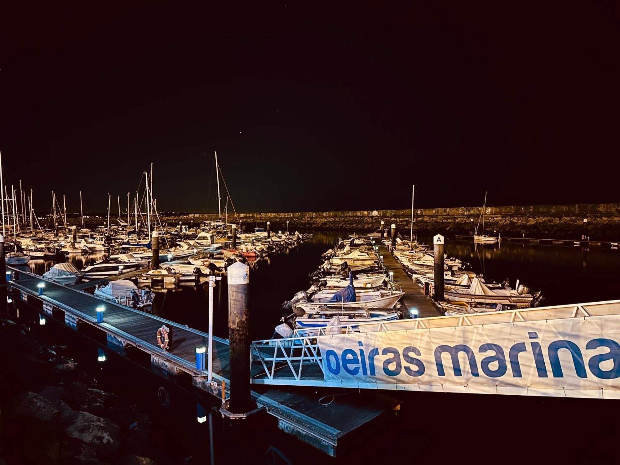 Sleep Aboard A Modern Sailboat In Oeiras Hotel Bagian luar foto