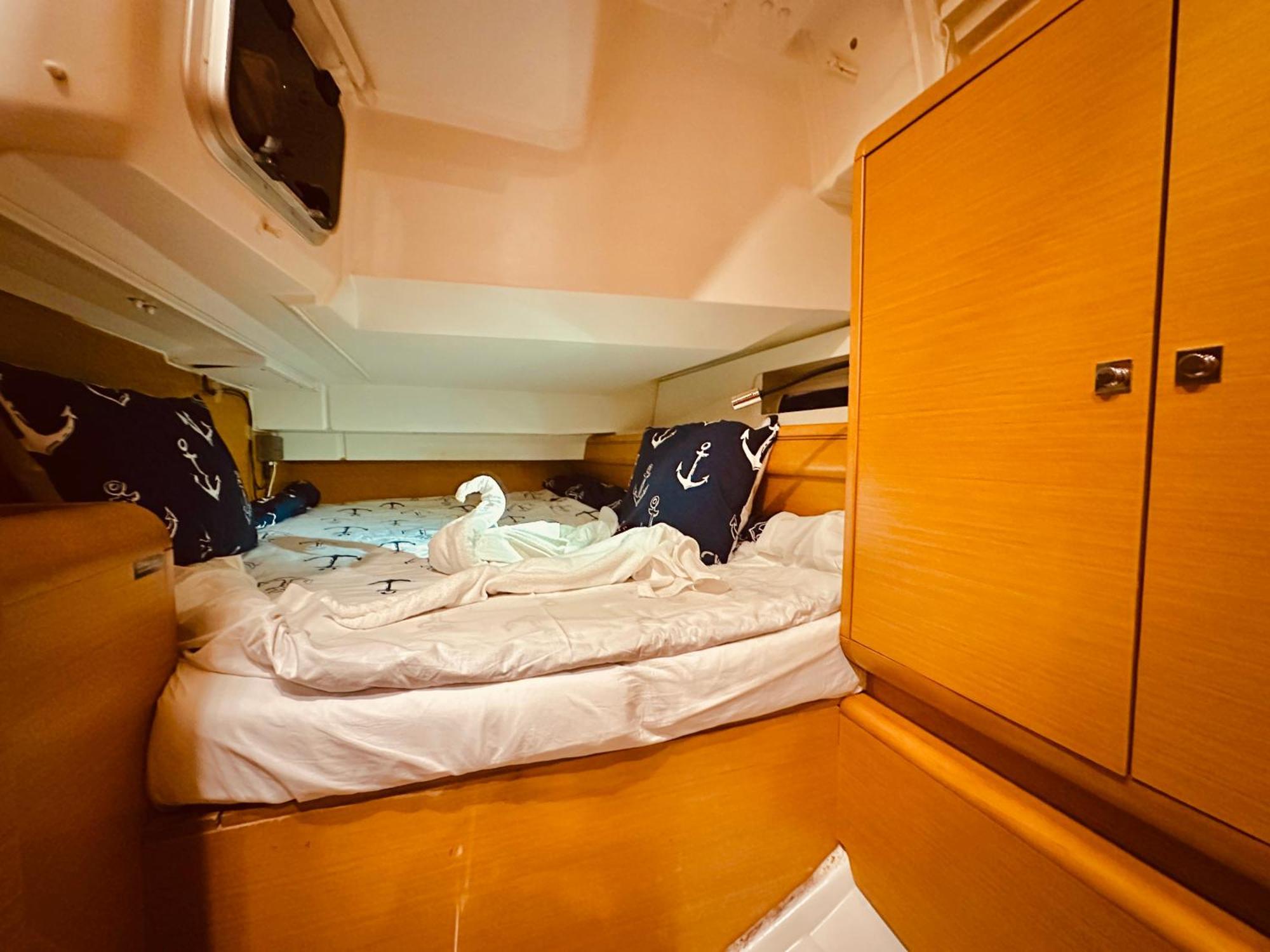 Sleep Aboard A Modern Sailboat In Oeiras Hotel Bagian luar foto