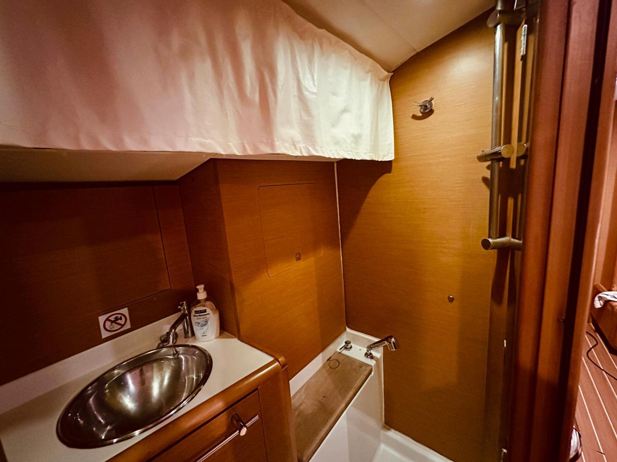 Sleep Aboard A Modern Sailboat In Oeiras Hotel Bagian luar foto