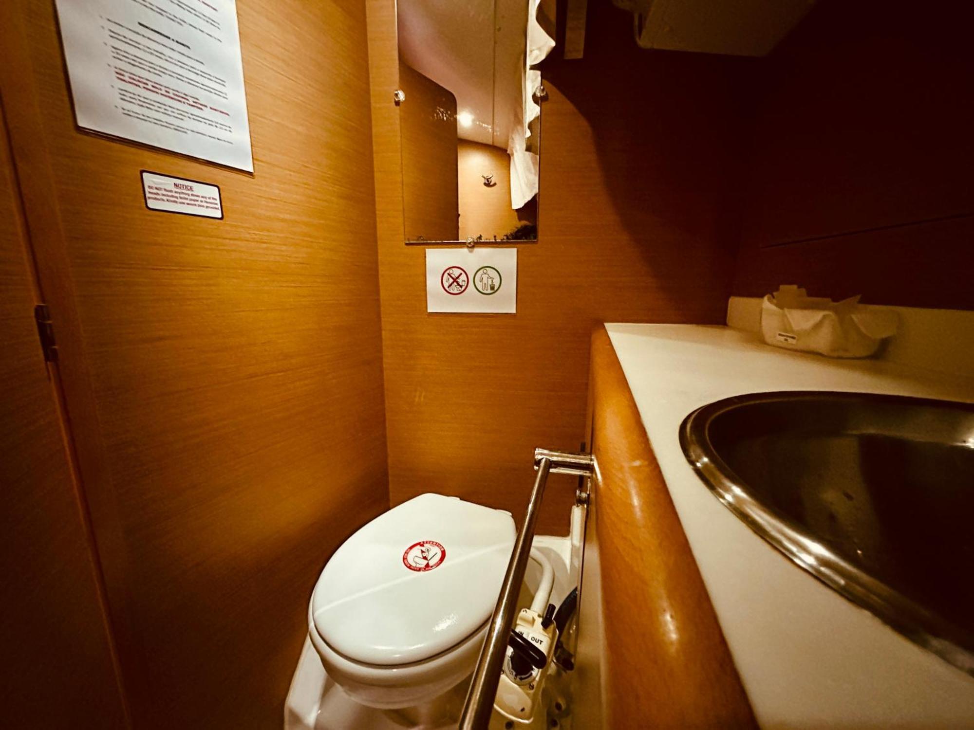 Sleep Aboard A Modern Sailboat In Oeiras Hotel Bagian luar foto