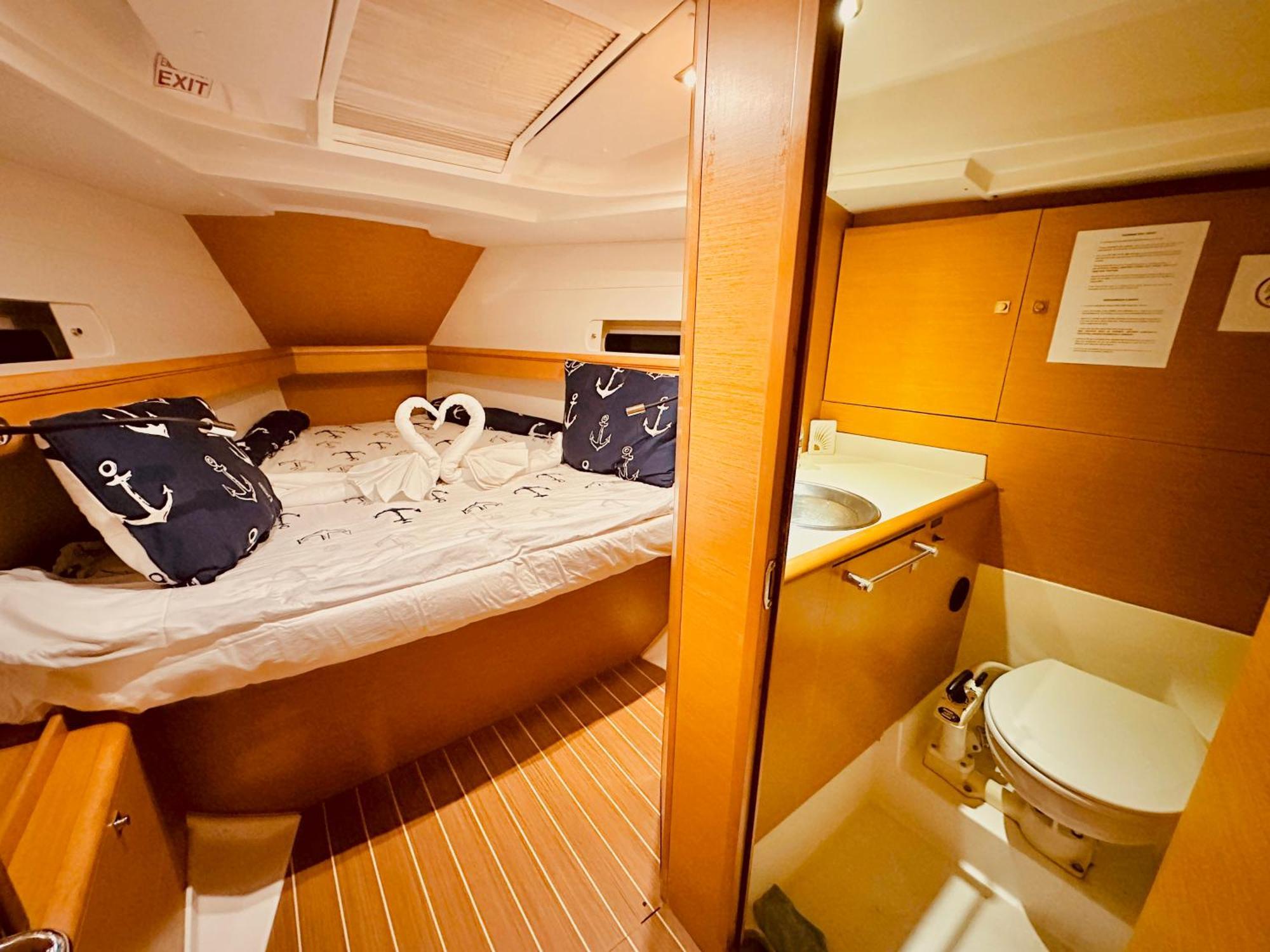 Sleep Aboard A Modern Sailboat In Oeiras Hotel Bagian luar foto